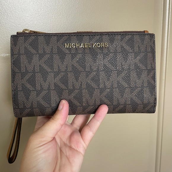 Michael Kors wristlet - Picture 1 of 12